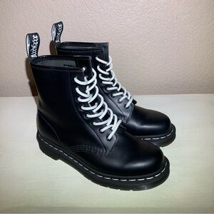 Dr. Martens black leather 8-Hole Boots White Stitching size 6 punk goth grunge